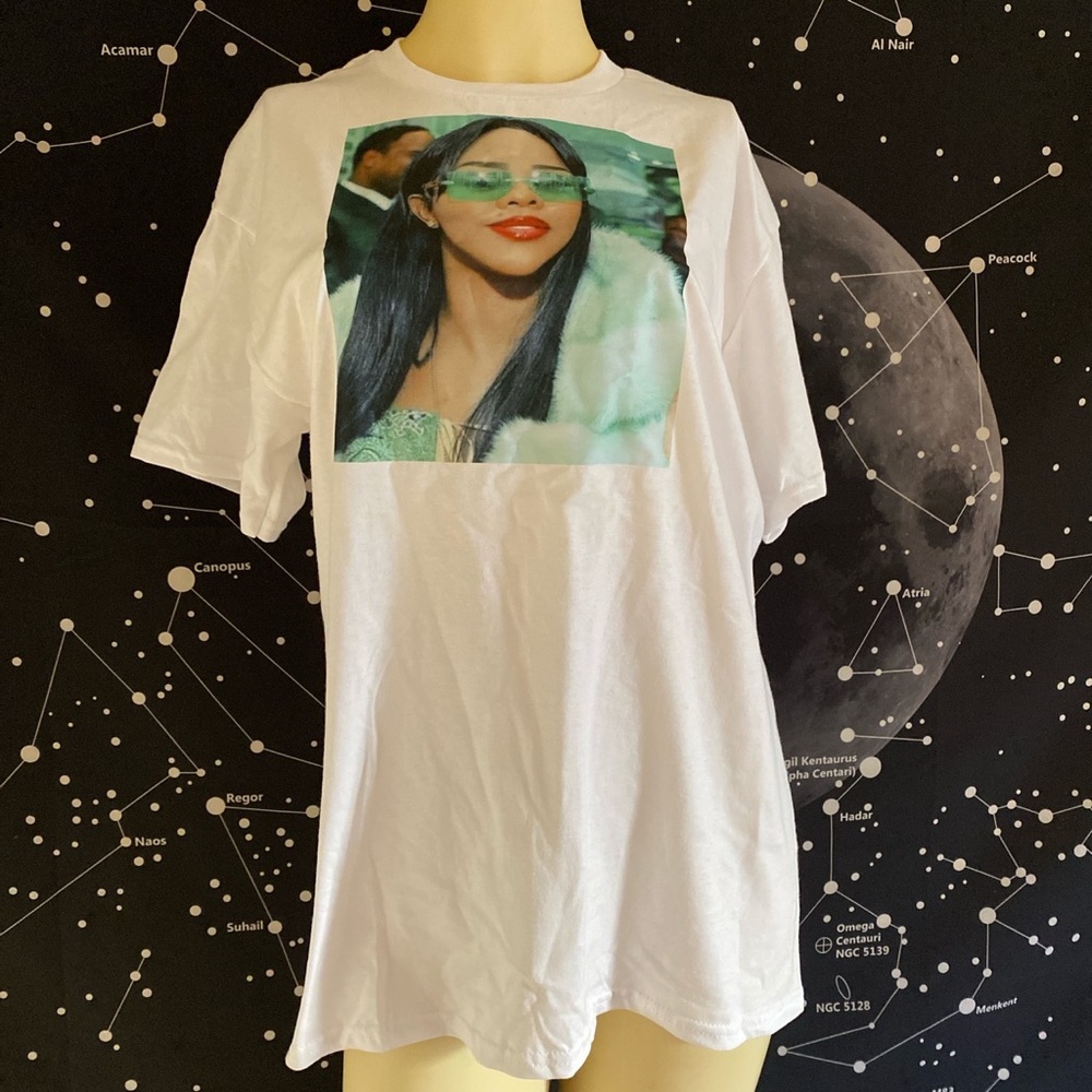 Lil Kim graphic tee. 💚🤑
